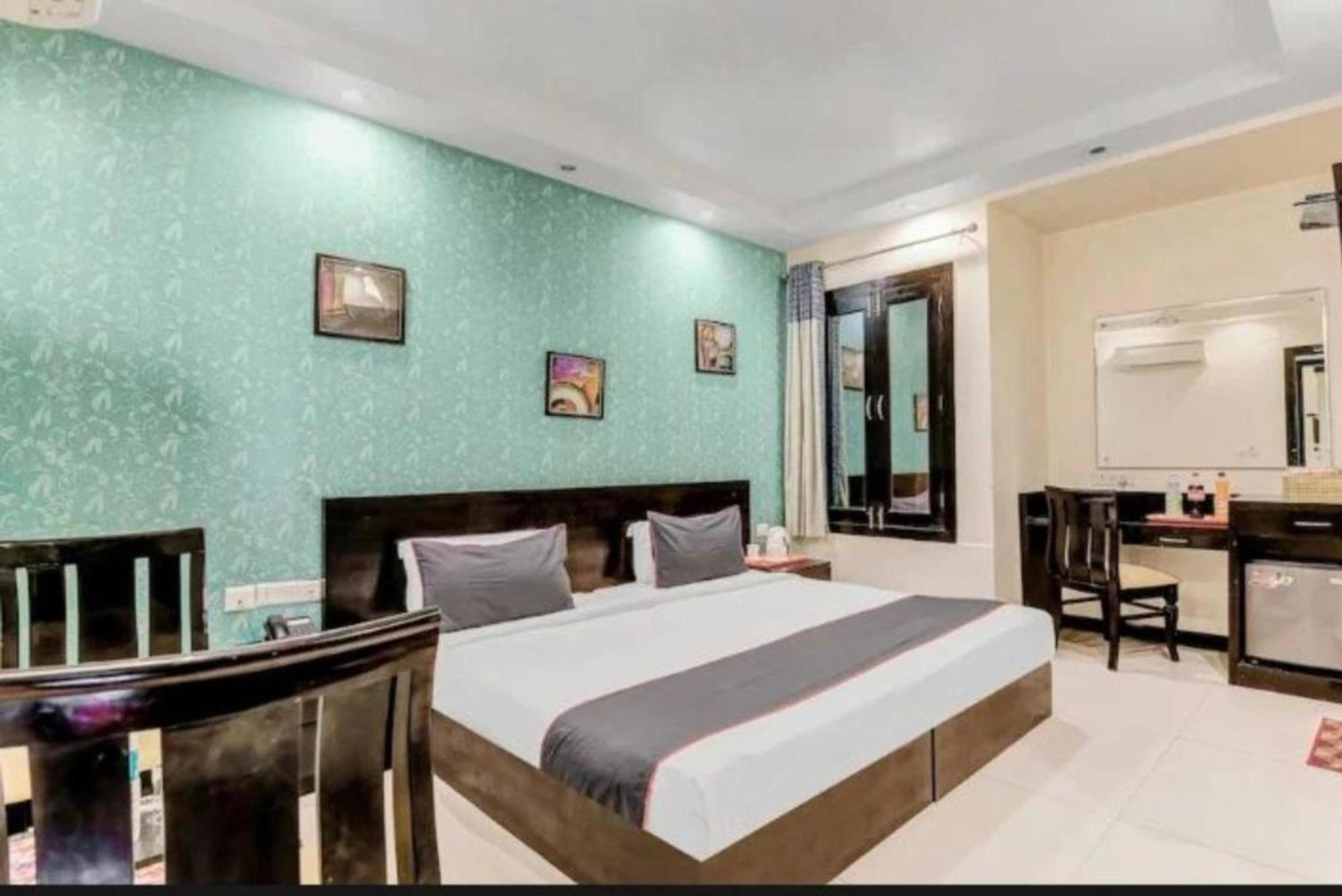 Paschim Vihar Hotel Delhi  Buitenkant foto