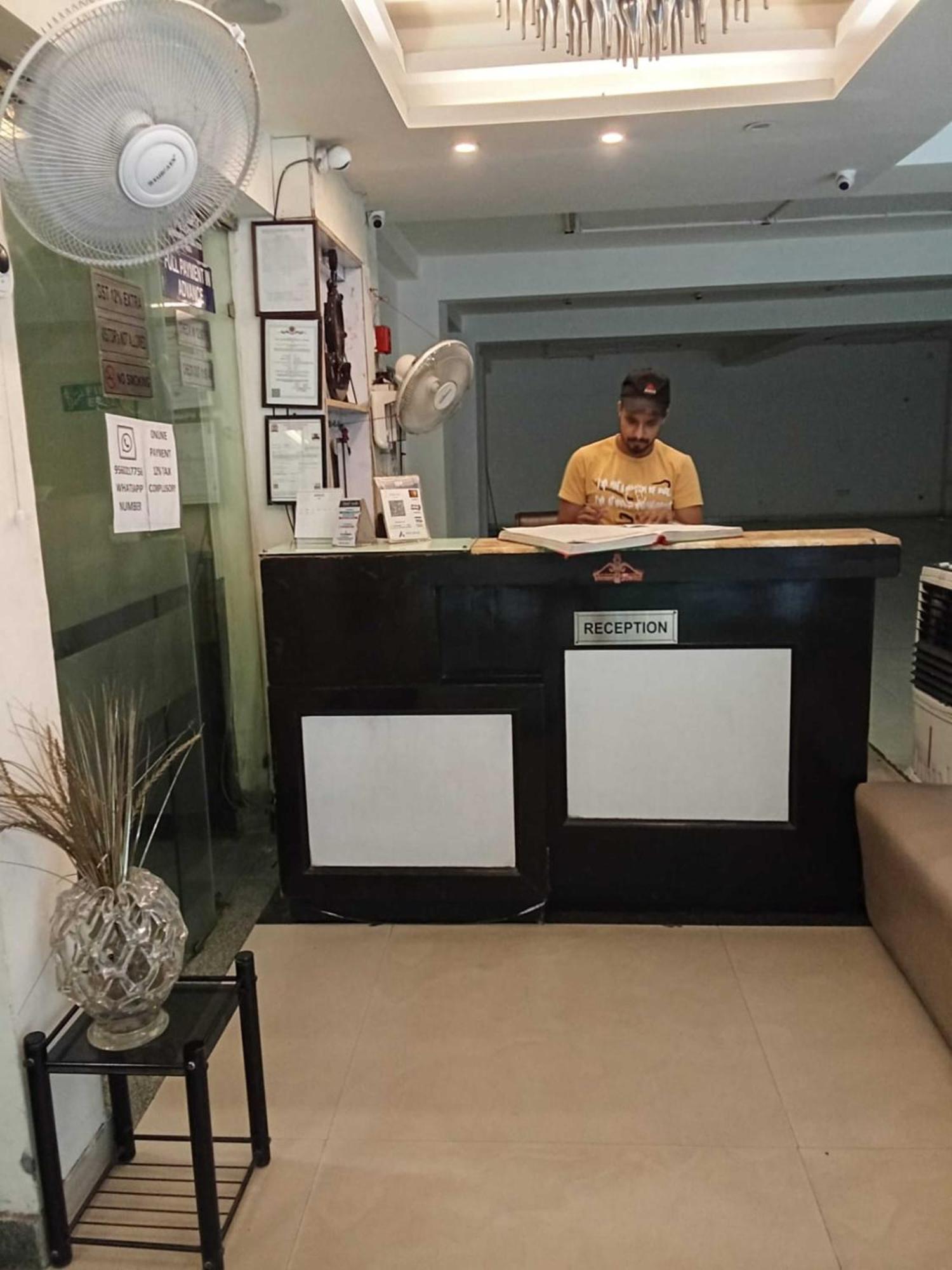 Paschim Vihar Hotel Delhi  Buitenkant foto
