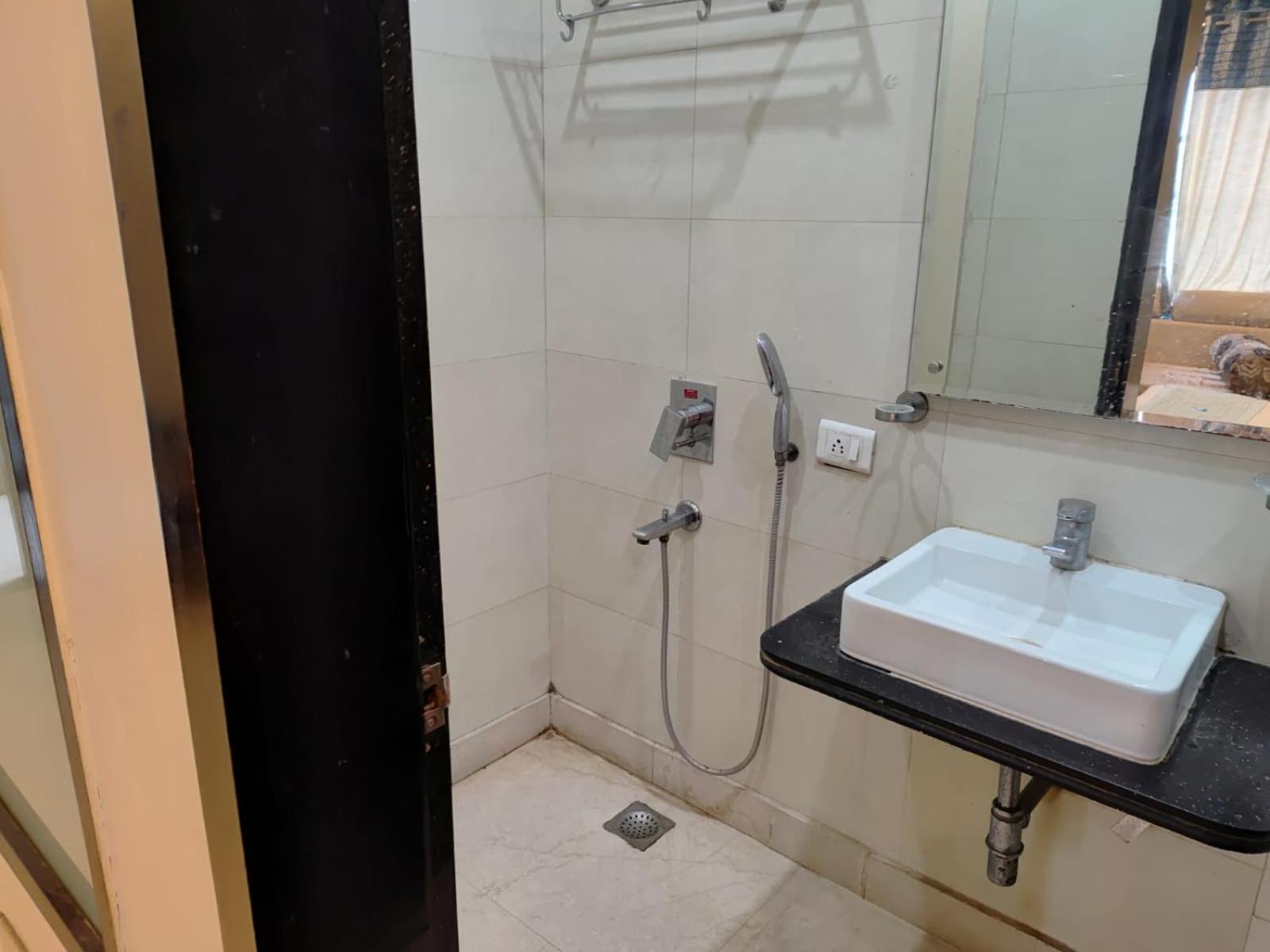 Paschim Vihar Hotel Delhi  Buitenkant foto