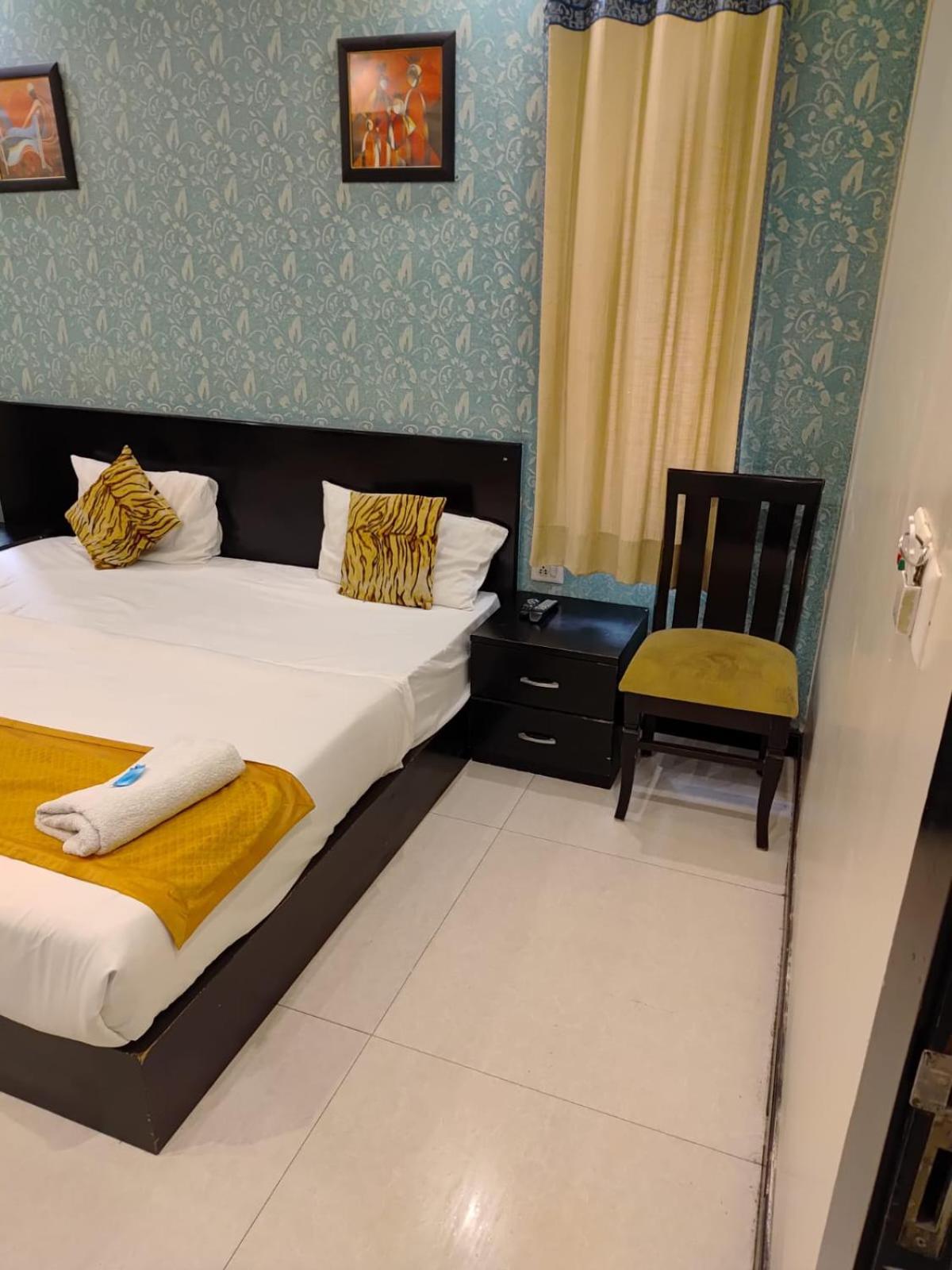 Paschim Vihar Hotel Delhi  Buitenkant foto