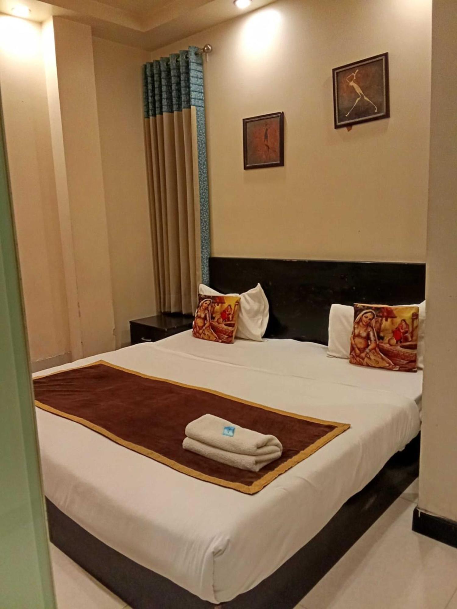 Paschim Vihar Hotel Delhi  Buitenkant foto