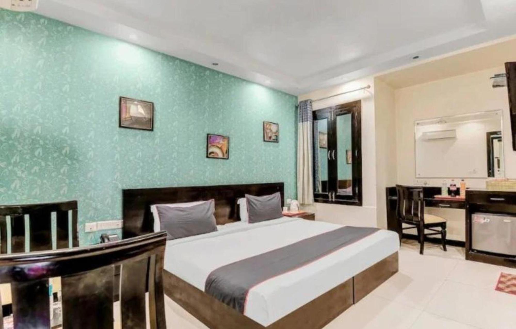 Paschim Vihar Hotel Delhi  Buitenkant foto