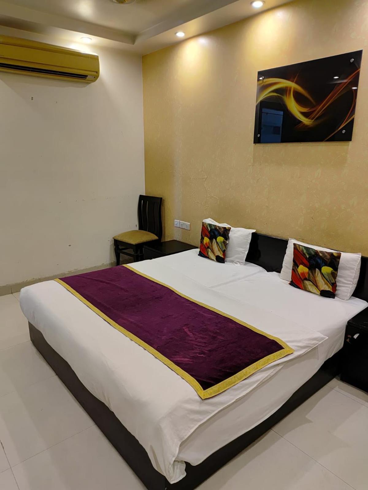 Paschim Vihar Hotel Delhi  Buitenkant foto