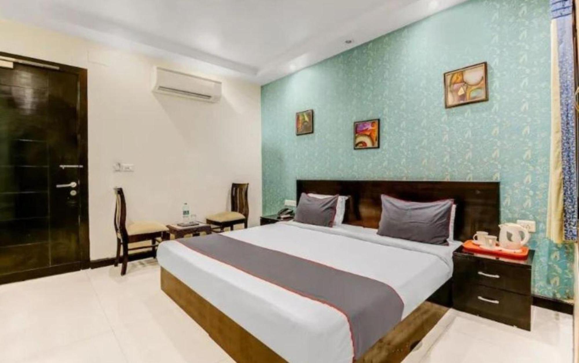 Paschim Vihar Hotel Delhi  Buitenkant foto